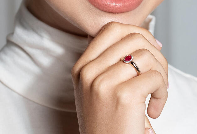 Anillos de compromiso con rubí y diamantes