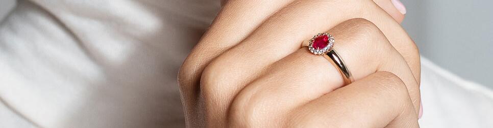 Anillos de compromiso con rubí y diamantes
