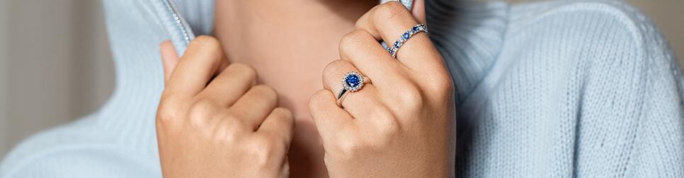 Anillos de compromiso con zafiro y diamantes