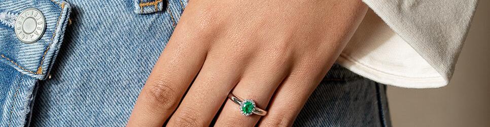 Anillos de compromiso con esmeralda y diamantes 