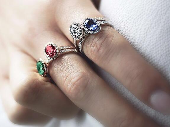 Populares anillos de compromiso con piedras preciosas.