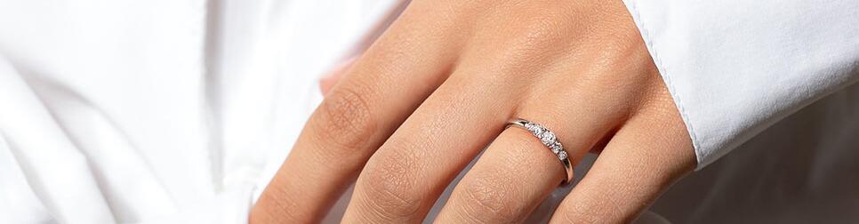 Anillos de compromiso hasta 2.000 € con diamante o piedra preciosa de color