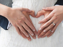 ¿Llevar el anillo de compromiso a la boda?