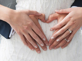 ¿Llevar el anillo de compromiso a la boda?