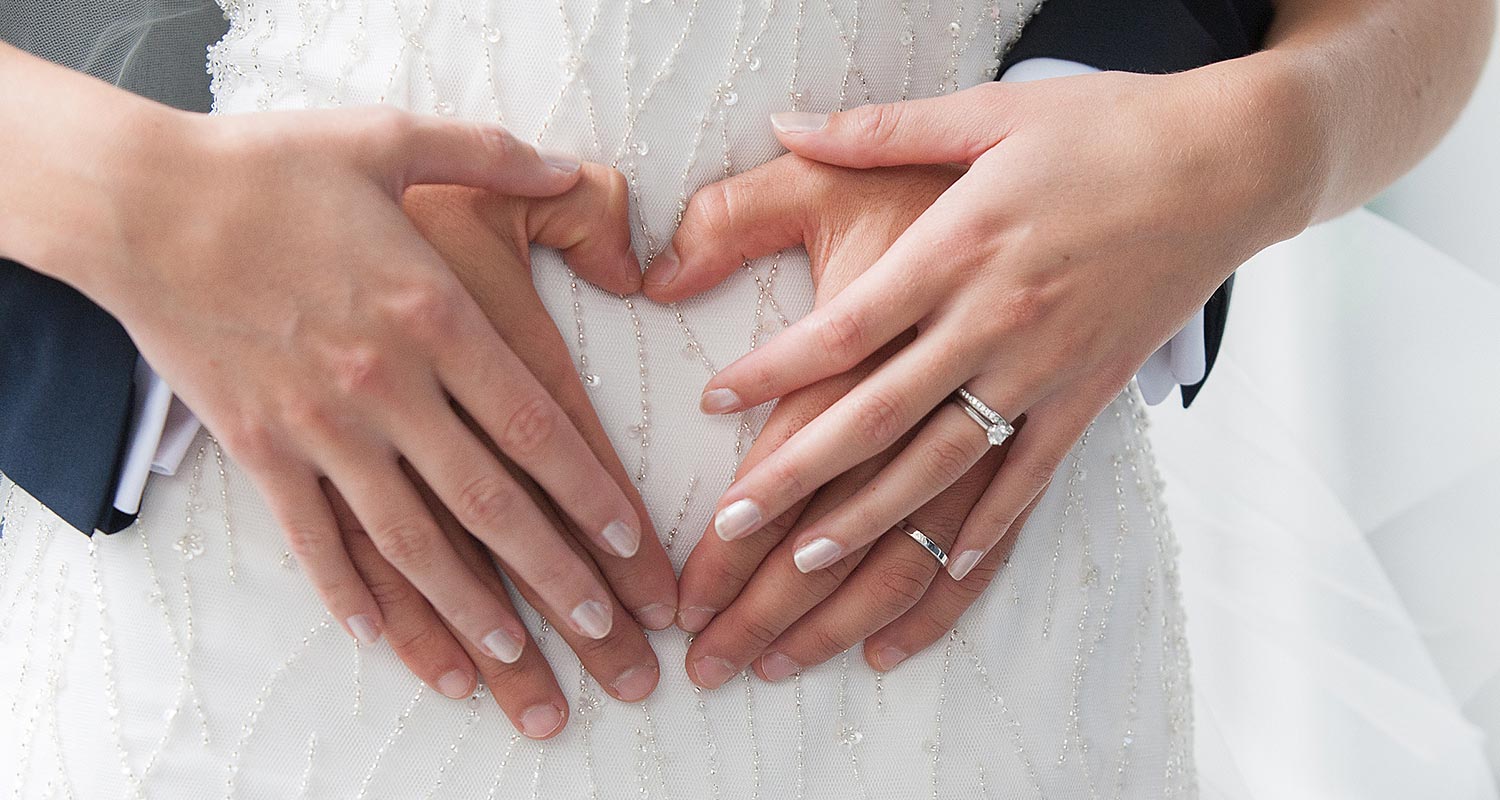 Llevar el anillo de compromiso a la boda