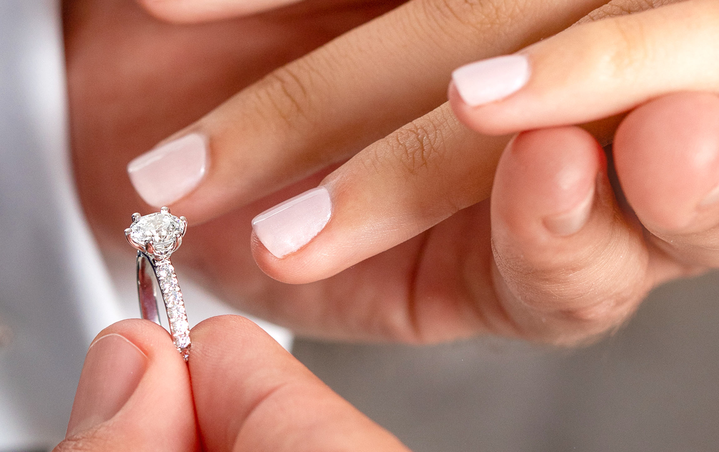 Anillo de compromiso: ¿Qué mano es la correcta?