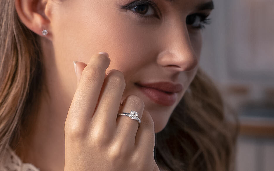 El clásico anillo de compromiso con un solo diamante
