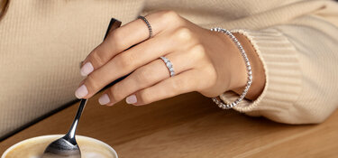 Modelos con más de un diamante que se pueden usar como anillo de compromiso y, tras la boda, como anillo de pareja