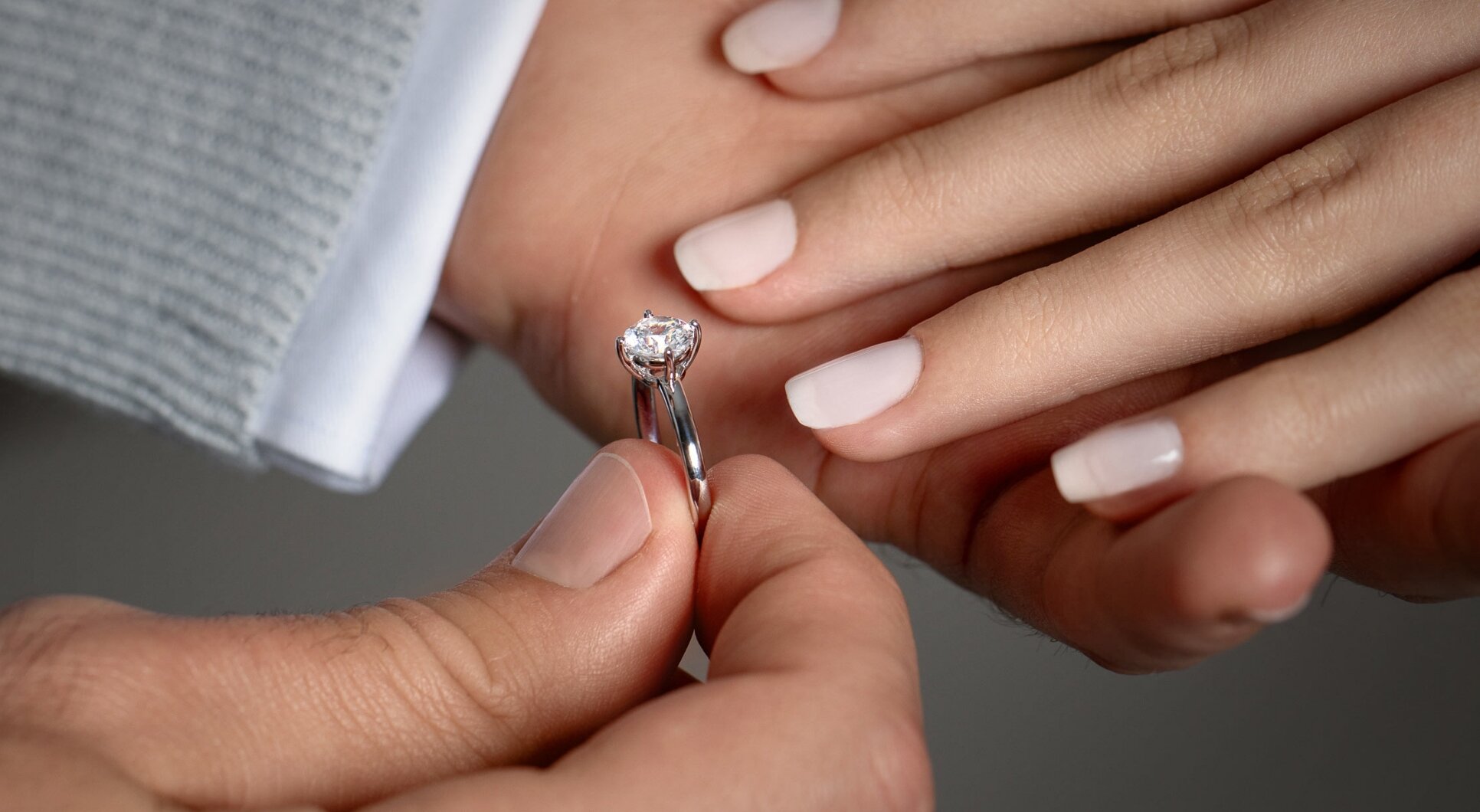 Anillo de compromiso «Compass» con diamante, elaborado a mano en nuestro taller para la pedida de mano en mayo de 2024