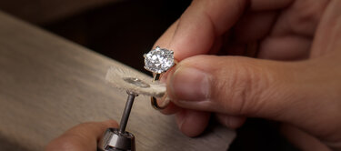 Engaste clásico a garras en el anillo de compromiso «The One»
