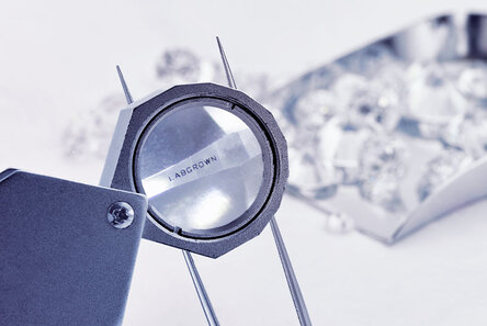 Diamantes de laboratorio con marcado láser