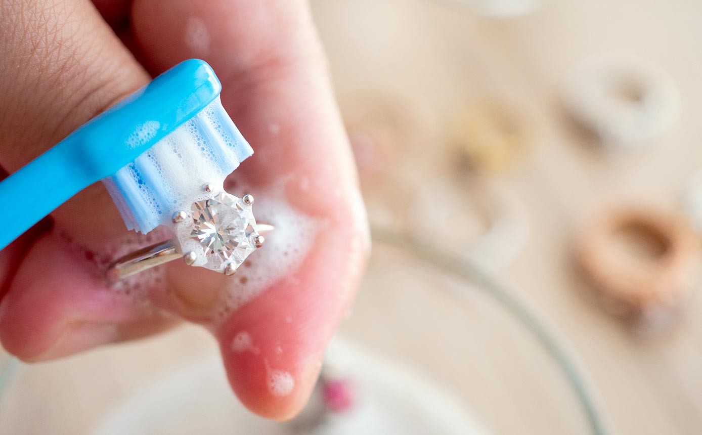 Limpiar las joyas con un cepillo de dientes