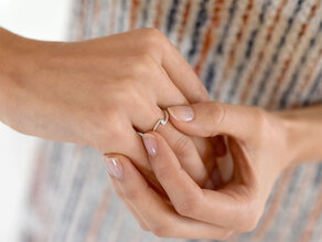 Anillo de compromiso Twist Petite en 14K oro amarillo con diamante 0,09ct G/SI