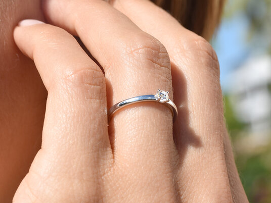 Anillo de compromiso Modern Petite en oro blanco