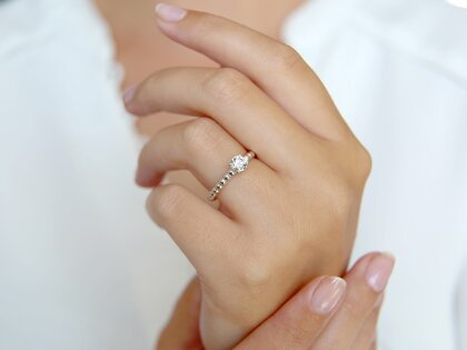 Anillo de compromiso Classic Beads en 9K oro blanco con diamante de laboratorio 0,50ct