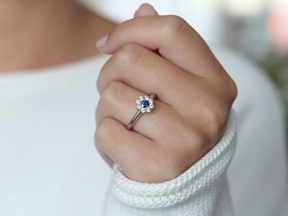Anillo de compromiso Lovely en 14K oro blanco con zafiro 0,33ct y diamantes 0,40ct