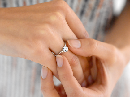 Anillo de compromiso Classic 6 en platino 950/- con diamante de laboratorio 0,50ct E/VS