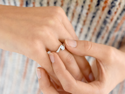 Anillo de compromiso Twist en platino 950/- con diamante de laboratorio 0,50ct E/VS