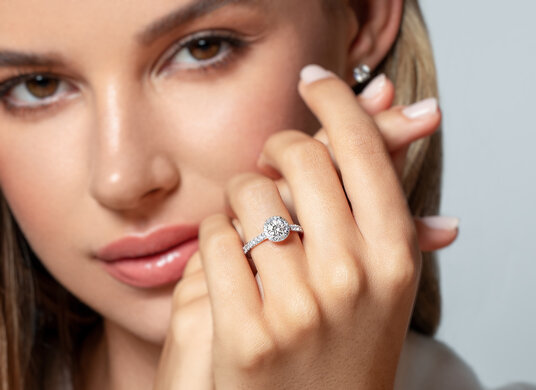 Anillo de compromiso Pure Infinity en 9K oro blanco