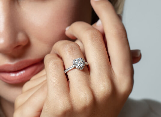 Anillo de compromiso Pure Love en 9K oro blanco