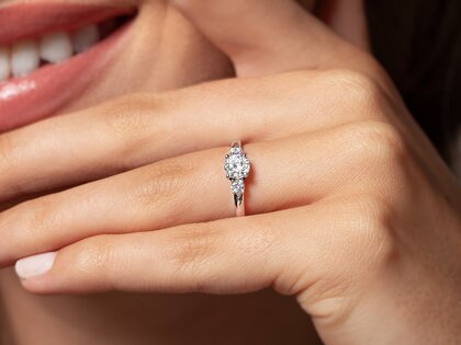 Anillo de compromiso Vivid Petite Diamond en 18K oro amarillo con diamantes 0,50ct G/SI
