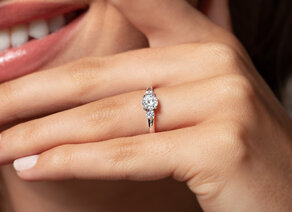 Anillo de compromiso Vivid Petite Diamond en 18K oro amarillo con diamantes 0,50ct G/SI