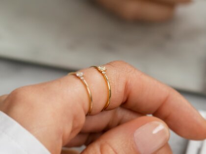 Anillo de compromiso Vivid Petite Emerald Cut en oro amarillo