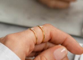 Anillo de compromiso Vivid Petite Emerald Cut en oro amarillo