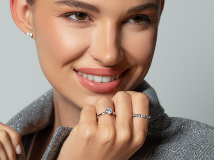 Anillo de compromiso Trinity en 14K oro blanco pulido