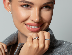 Anillo de compromiso Trinity en 14K oro blanco pulido