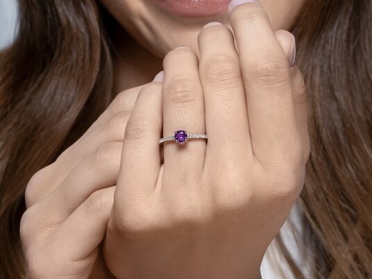 Anillo con piedra de nacimiento Pure Colour septiembre en 9K oro blanco con zafiro 0,50ct y diamantes 0,26ct