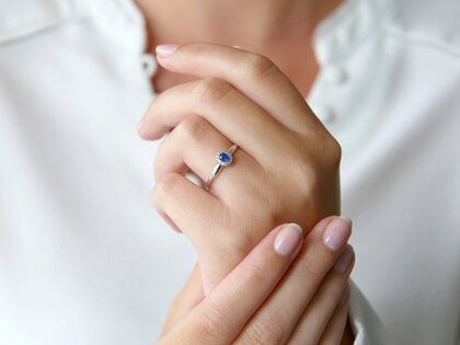 Anillo de compromiso Jolie en 9K oro blanco con zafiro 0,25ct y diamantes 0,06ct
