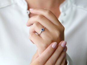 Anillo de compromiso Jolie en 9K oro blanco con zafiro 0,25ct y diamantes 0,06ct