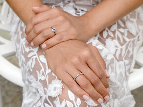 Anillo de compromiso Jolie en 9K oro blanco con zafiro 0,25ct y diamantes 0,06ct