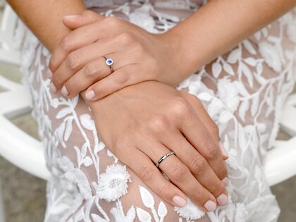Anillo de compromiso Jolie en 9K oro blanco con zafiro 0,25ct y diamantes 0,06ct