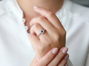Anillo de compromiso Lovely en platino 950/- con zafiro 0,10ct y diamantes 0,15ct