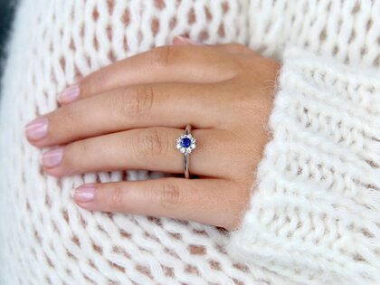 Anillo de compromiso Lovely en platino 950/- con zafiro 0,10ct y diamantes 0,15ct