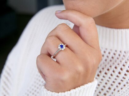 Anillo de compromiso Lovely en 14K oro blanco con zafiro 0,33ct y diamantes 0,40ct