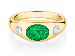 Anillo de compromiso Three-Stone Signet en 14K oro amarillo con esmeralda 1,35ct y diamantes naturales 0,30ct