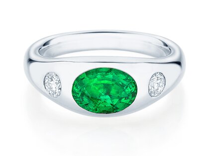 Anillo de compromiso Three-Stone Signet en 9K oro blanco con esmeralda 1,35ct y diamantes naturales 0,30ct
