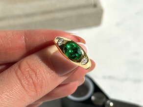 Anillo de compromiso Three-Stone Signet en 9K oro blanco con esmeralda 1,35ct y diamantes naturales 0,30ct