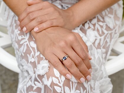 Anillo de compromiso Vivid en 14K oro blanco con zafiro 1,00ct y diamantes 0,12ct