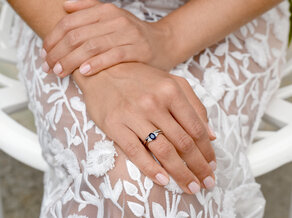 Anillo de compromiso Vivid en 14K oro blanco con zafiro 1,00ct y diamantes 0,12ct