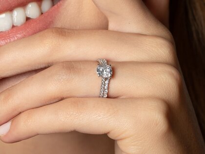 Anillo de compromiso Cushion Pavé en 14K oro blanco con diamantes 1,22ct G/SI