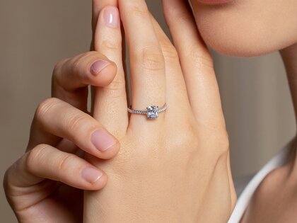 Anillo de compromiso Cushion Pavé en 14K oro amarillo con diamantes 0,44ct G/SI