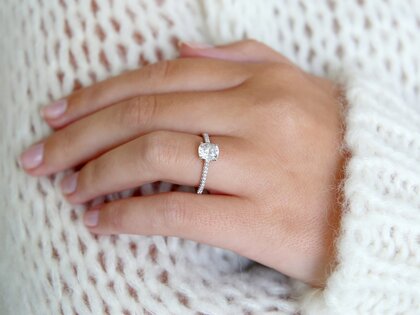 Anillo de compromiso Cushion Pavé en 14K oro blanco con diamantes 1,22ct G/SI