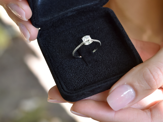 Anillo de compromiso Cushion Pavé