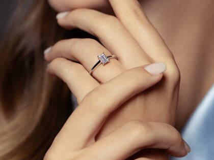 Anillo de compromiso Emerald Cross