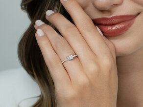 Anillo de compromiso Emerald-Cut en 14K oro blanco con diamantes 0,46ct G/VS