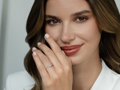 Anillo de compromiso Emerald-Cut en 14K oro blanco con diamantes 0,46ct G/VS